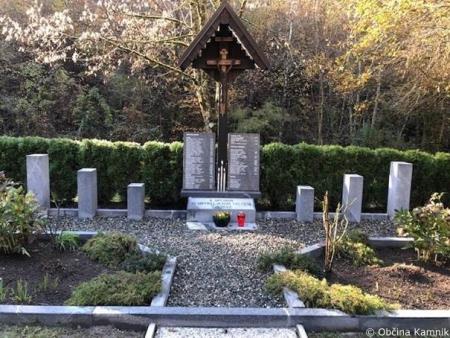 Obnova in izvedba dodatnih kamnitih plošč z napisi ustreljenih talcev pri spomeniku Potok v Črni (1)